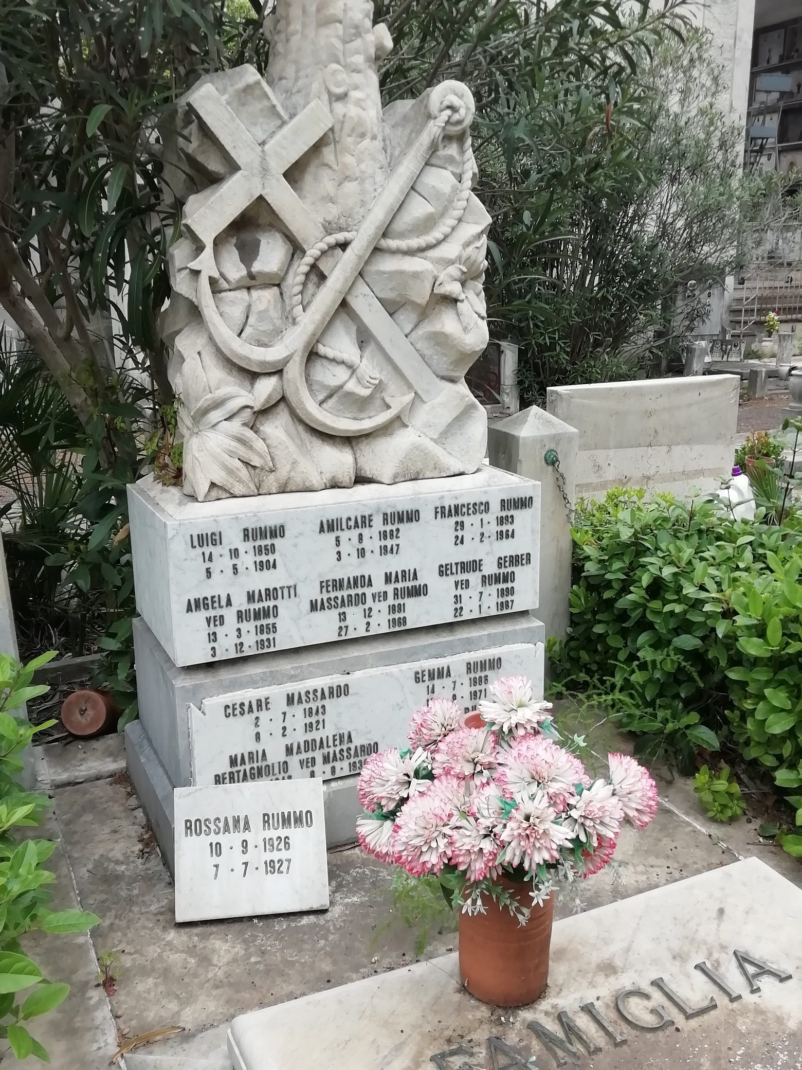 Maria_Fernanda_Massaro_s_tomb_Verano_Cemetery_Rome_2.jpg